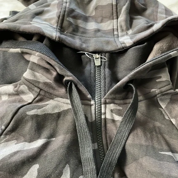 NWOT ATHLETA TRIUMPH PRINTED HOODIE. - Picture 4 of 7